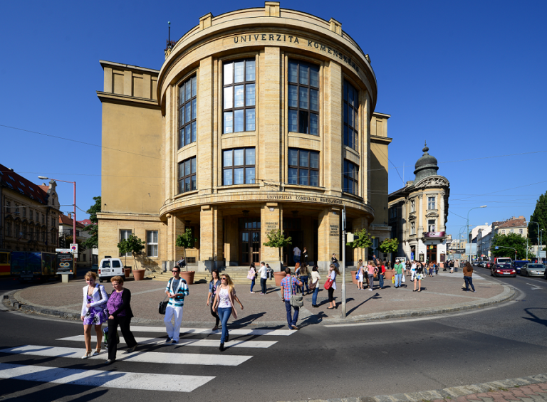 Po nedávnych udalostiach je otázka bezpečnosti na školách opäť aktuálna. Aké kroky v tejto súvislosti podnikli bratislavské univerzity?