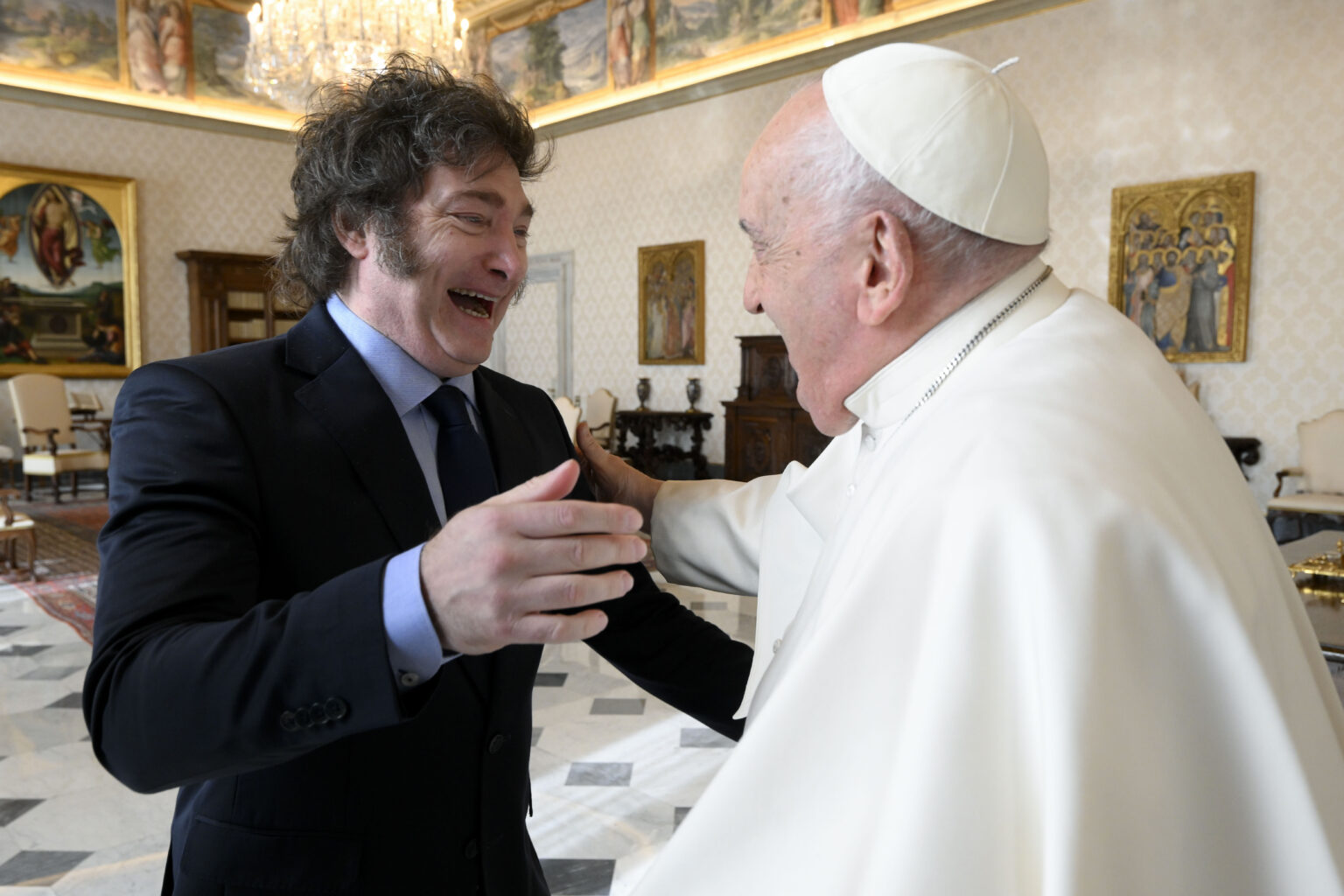 Na snímke vpravo pápež František a vľavo argentínsky prezident Javier Milei počas súkromnej audiencie vo Vatikáne 12. februára 2024. Foto: TASR/AP