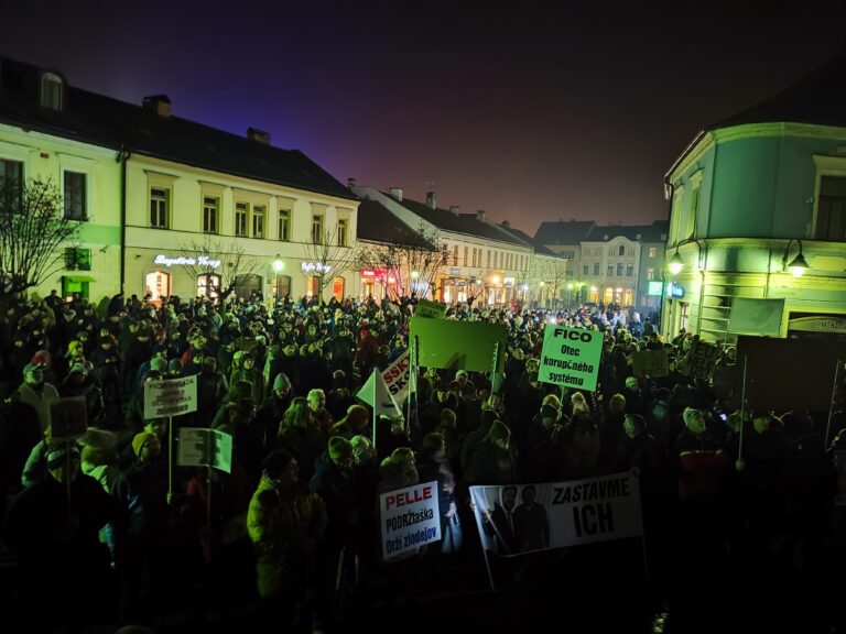 VIDEO: V Trenčíne protestovali stovky ľudí. Hlina burcoval proti Baškovi