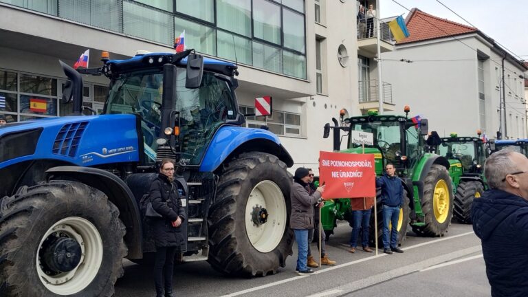 Farmári čiastočne ochromili dopravu pred sídlom Zastúpenia európskej komisie na Slovensku