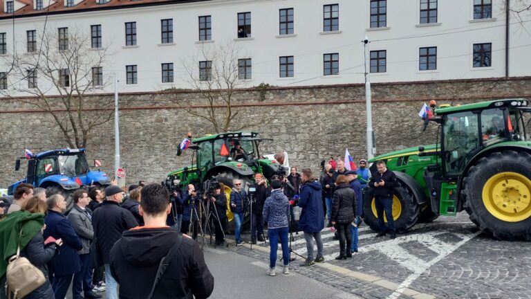 Protest farmárov v hlavnom meste sa presunul spred sídla Zastúpenia Európskej komisie pred budovu parlamentu