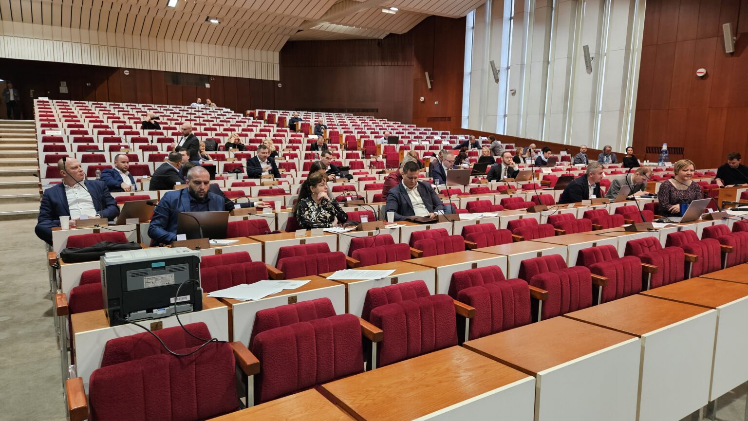 Mimoriadne zasadnutie mestského zastupiteľstva sa nesie v napätej atmosfére. Foto: Boris Macko