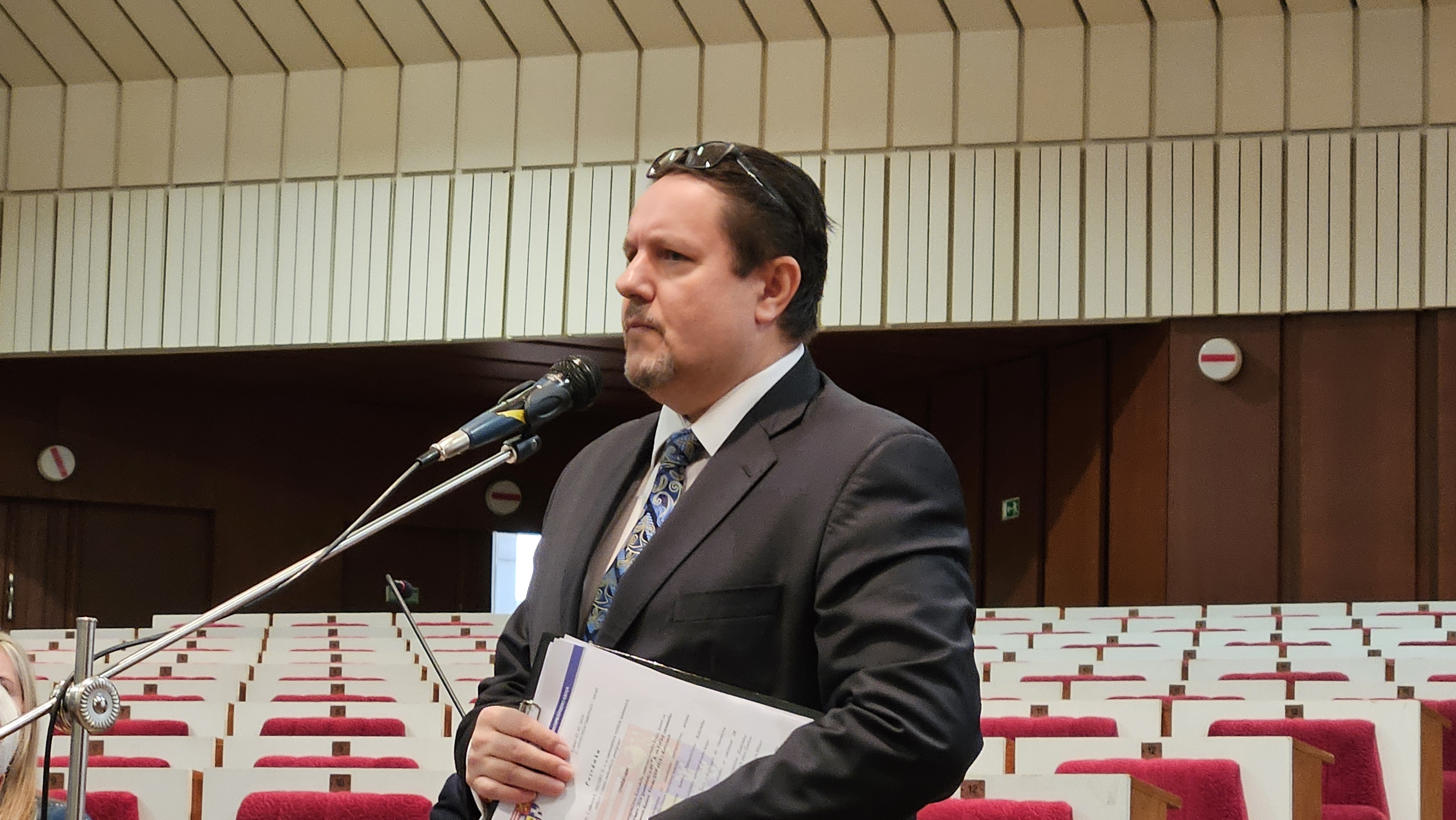 Pokrok na komisii dopravy. Riaditeľ musí informovať o využití techniky