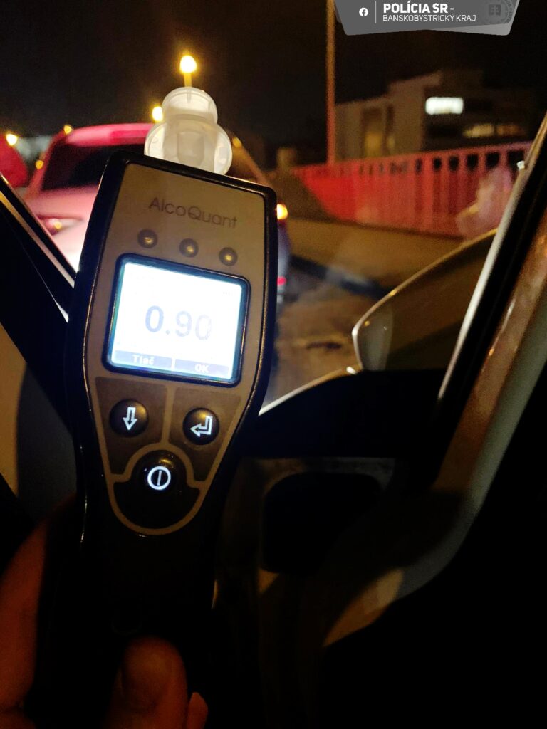 Vodič vo Zvolene jazdil z pruhu do pruhu a nerešpektoval značky. Koľko nafúkal?