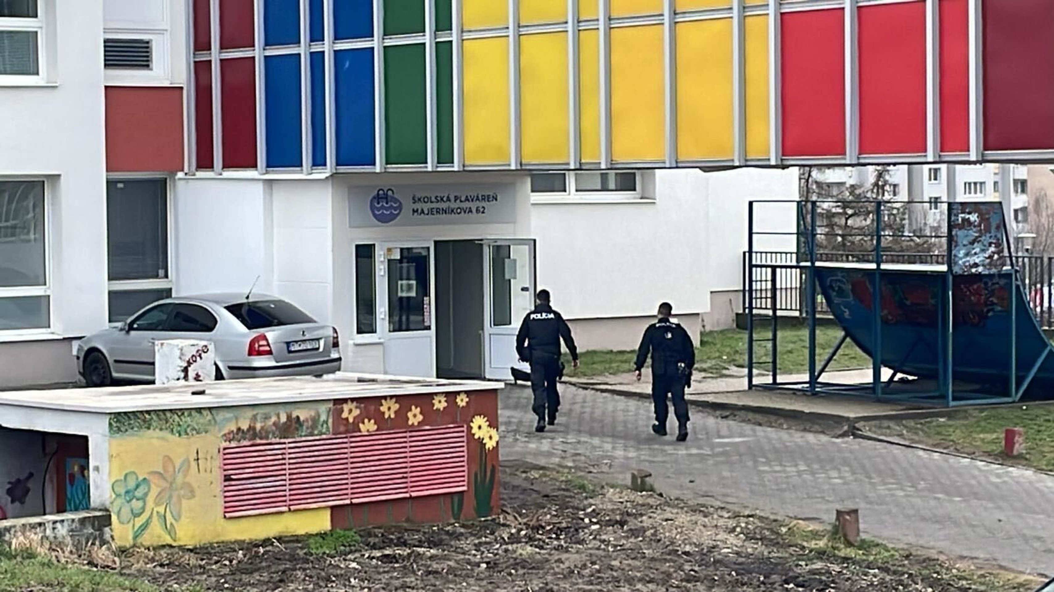 Na základnej škole nenastal výbuch, reaguje mestská časť. Pracovníka previezli do nemocnice preventívne