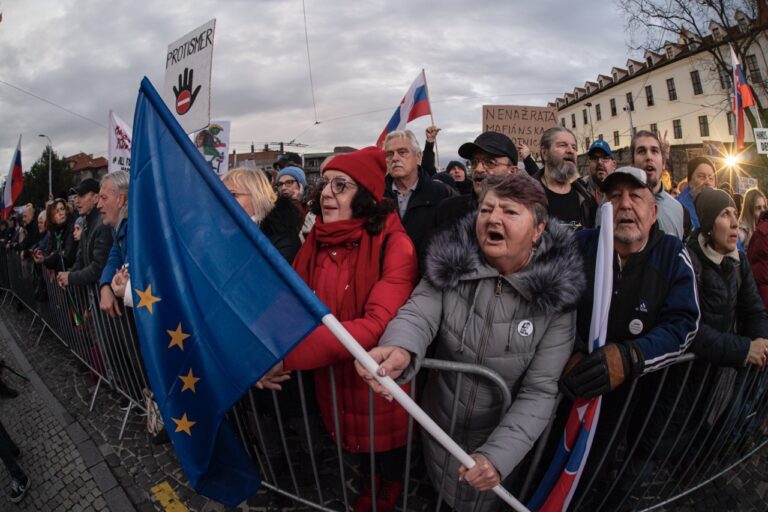 Na snímke ľudia počas protestného zhromaždenia hnutia Progresívne Slovensko (PS), strany Sloboda a Solidarita (SaS) a Kresťanskodemokratického hnutia (KDH) proti návrhu trestného zákona, ktorý obsahuje aj zrušenie Úradu špeciálnej prokuratúry pred Národnou radou SR v Bratislave v stredu 7. februára 2024. Foto: Michal Svítok/TASR