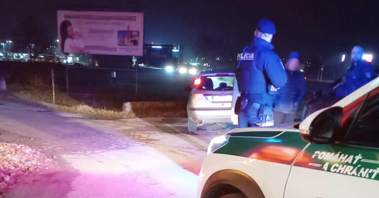 Drogy v aute pred policajtmi neskryli. Foto: Polícia SR Trenčiansky kraj/Facebook