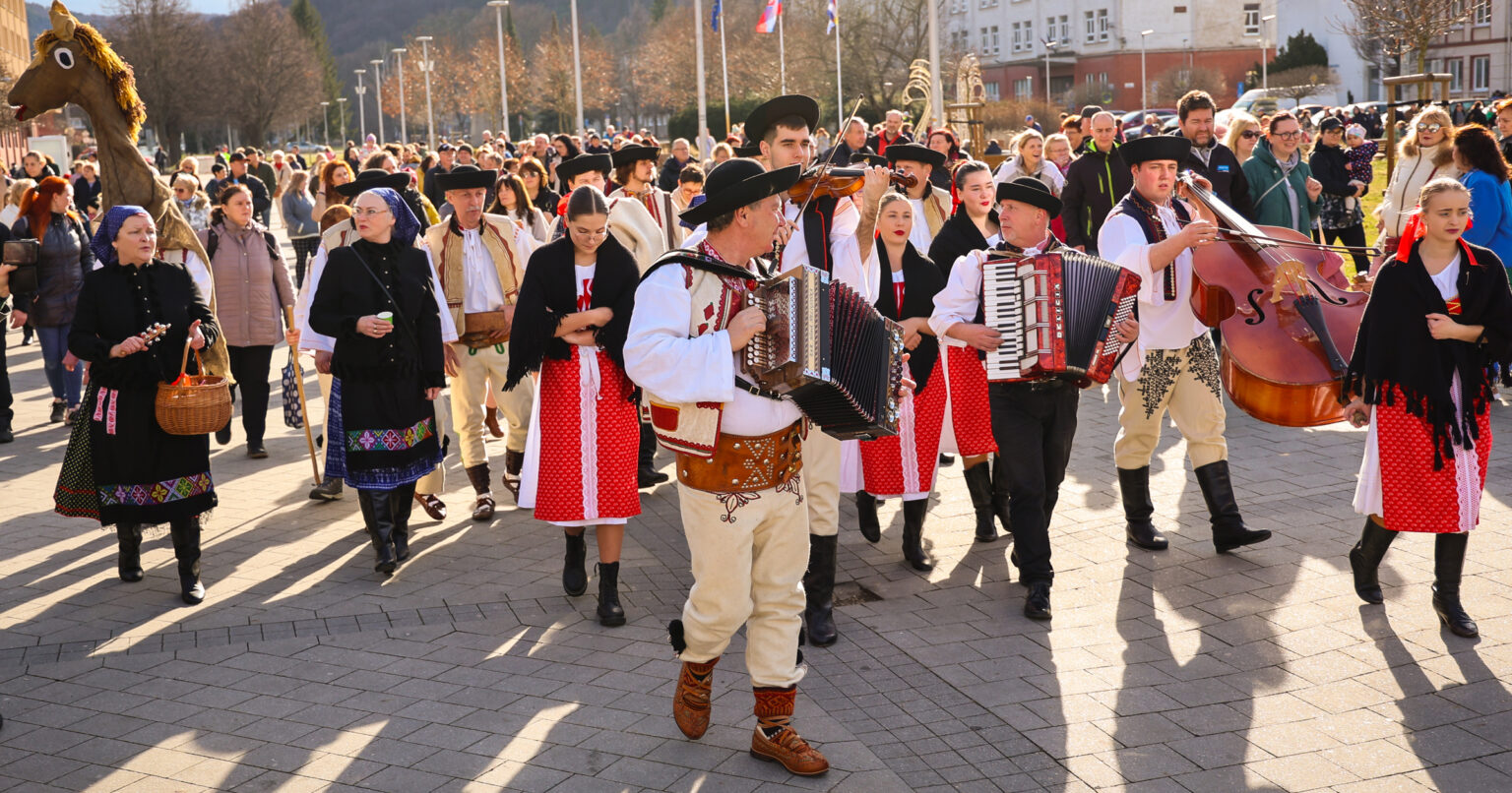 Zabíjačkové špeciality prilákali v Partizánskom stovky ľudí. Gazdovské oškvarky miešal aj primátor Božik. 
Foto: Stanislav Bajer