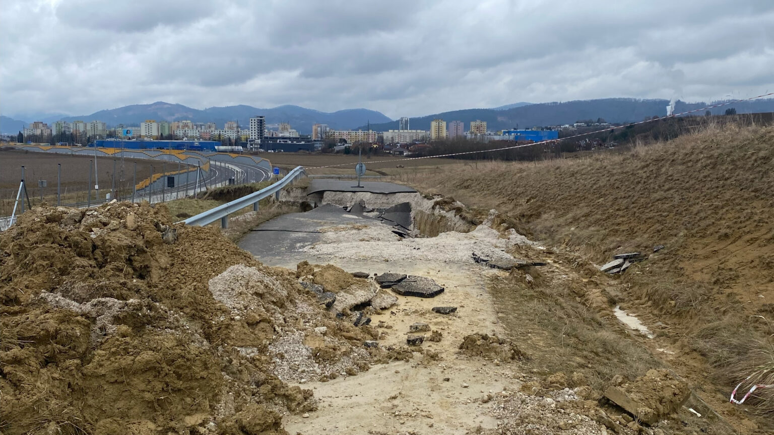 Mimoriadna situácia v súvislosti so zosuvom pôdy v Žiline naďalej trvá. FOTO: Mesto Žilina