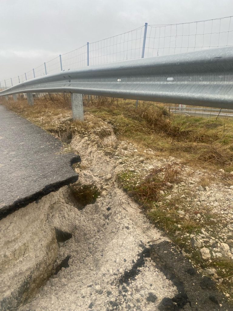 Mesto Žilina vyhlásilo mimoriadnu situáciu pre zosuv pôdy a uzavrelo cestu v Bytčici