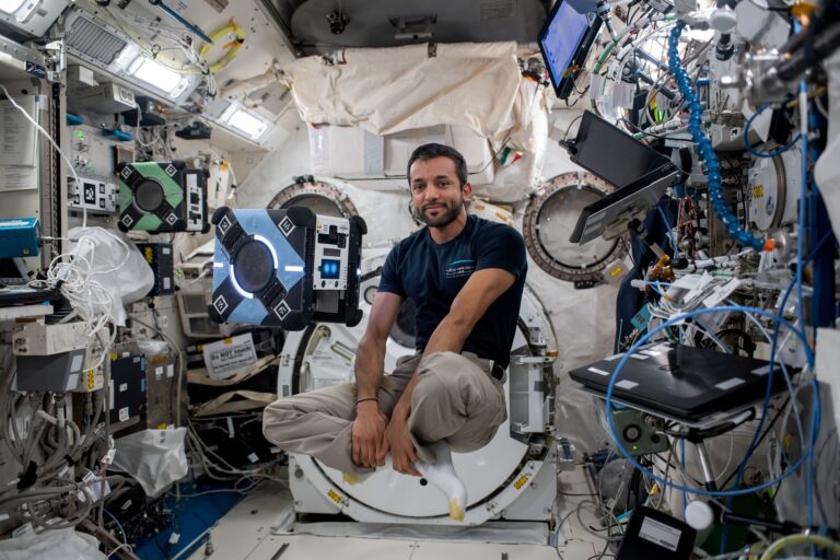 Astronaut Sultan Alneyadi sa vznáša na palube vesmírnej stanice. Foto: NASA 