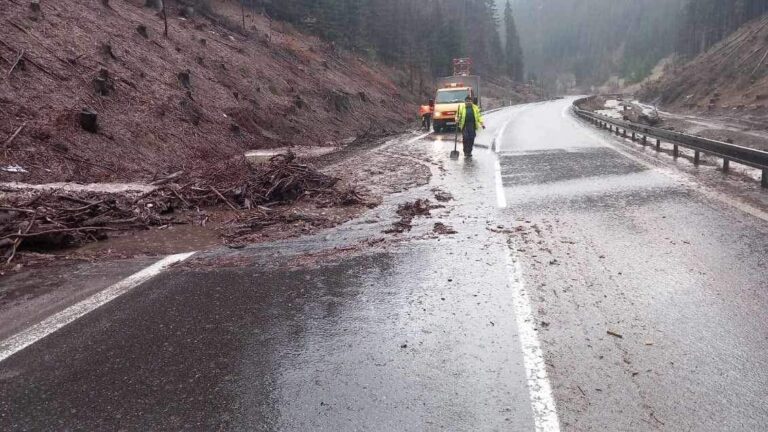 Pred niekoľkými dňami spôsobilo na ceste obmedzenia počasie. Foto: FB BBRSC