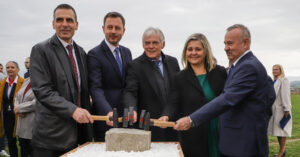 Keď aj zarytým optimistom stoja vlasy dupkom