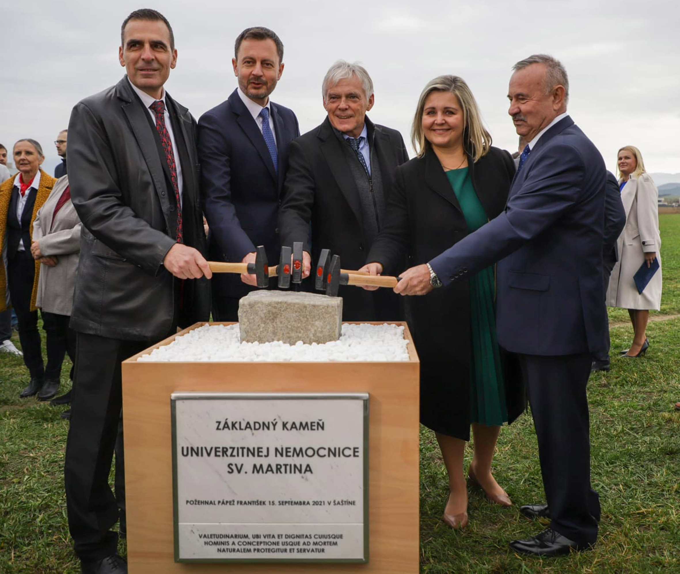 Keď aj zarytým optimistom stoja vlasy dupkom