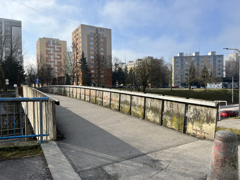 Na žilinskom sídlisku Solinky sa v apríli začne s opravou lávky pre peších. Stavebné práce potrvajú do júna a vyžiadajú si úplnú uzáveru mostného objektu. FOTO: Mesto Žilina