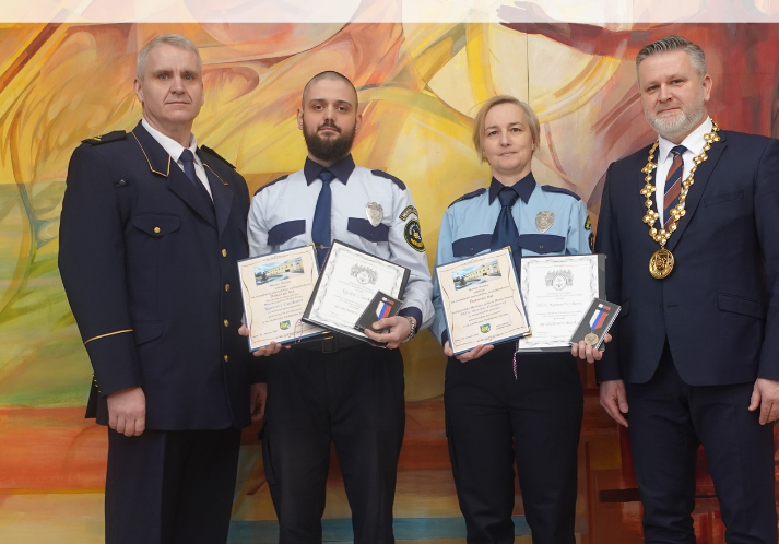 Mestskí policajti zachránili muža v poslednej chvíli. V Snine ich za to patrične ocenili 