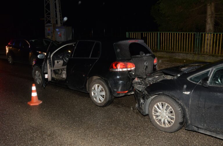 Páchateľ pred políciou  neunikol, ale ešte predtým ukradol auto, bol ozbrojený a spôsobil haváriu so služobným vozidlom. Foto: Polícia SR Žilinský kraj
