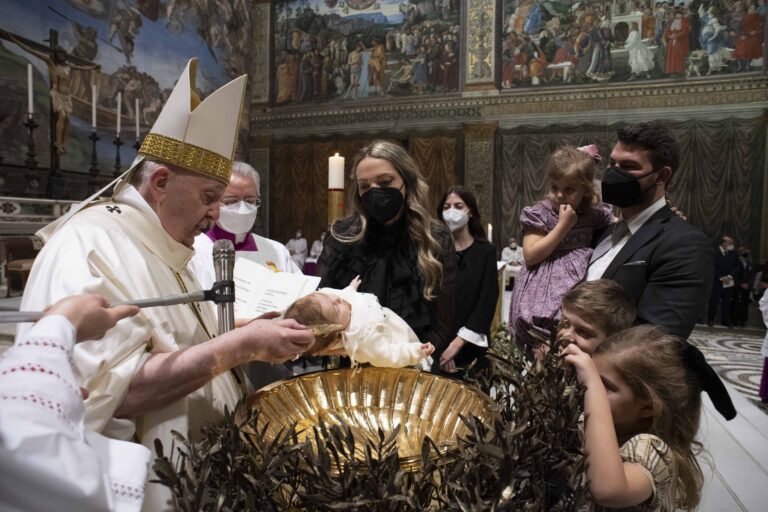 Pokrstení veriaci nemusia mať platný krst. Vatikán vydal dokument o platnosti sviatostí