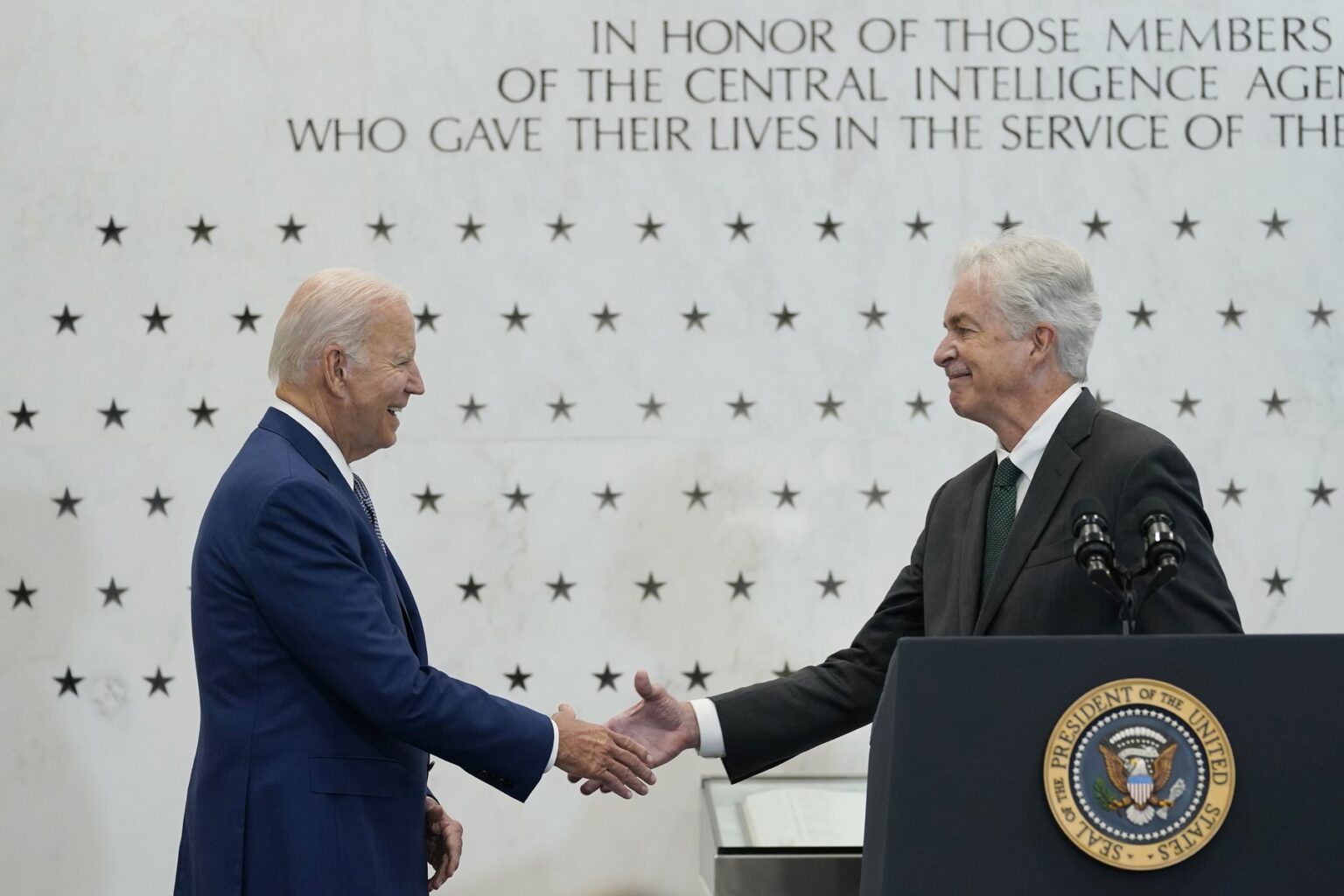 Prezident Joe Biden (vľavo) si podáva ruku s riaditeľom CIA Williamom Burnsom (vpravo) počas jeho príhovoru v sídle CIA v Langley v piatok 8. júla 2022. Foto: Profimedia.sk
