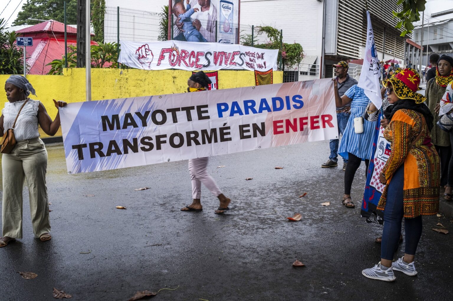 Kríza na ostrove Mayotte.  Na posteri sa píše: Raj na Mayotte sa zmenil na peklo. Foto: Profimedia.sk