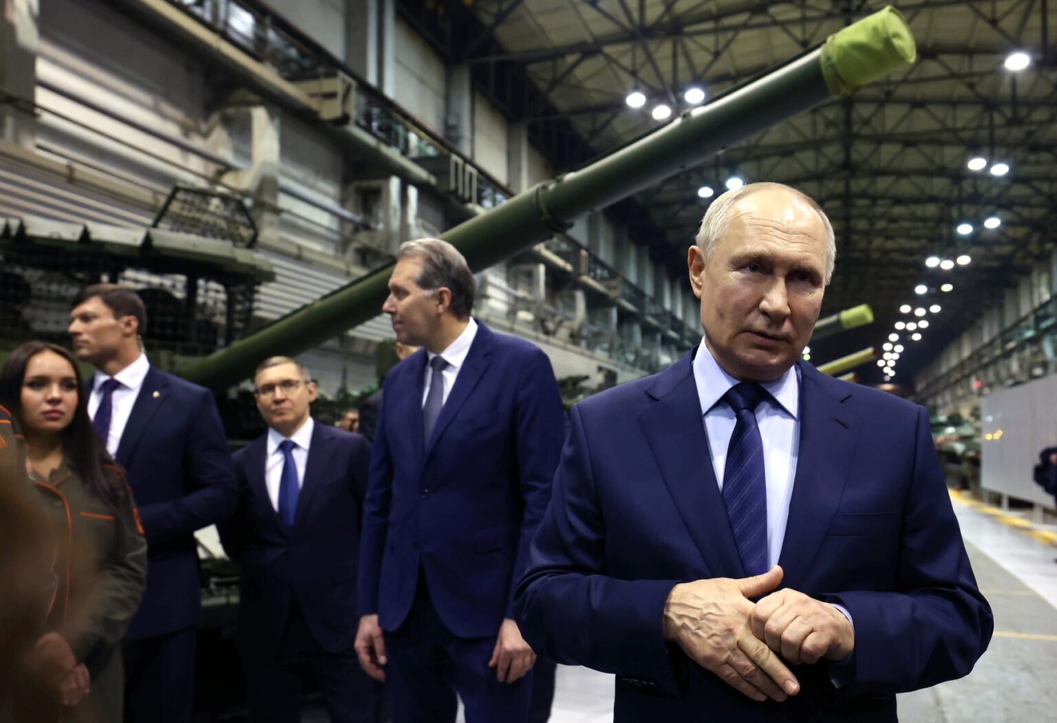 Vladimir Putin sa stretáva so zamestnancami počas návštevy výskumnej a výrobnej spoločnosti Uralvagonzavod, ruského štátneho podniku a najväčšieho výrobcu tankov v krajine. Foto: Profimedia.sk