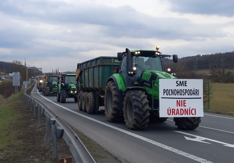 FOTO: Na cesty takmer celého Banskobystrického kraja vyrazili nespokojní farmári