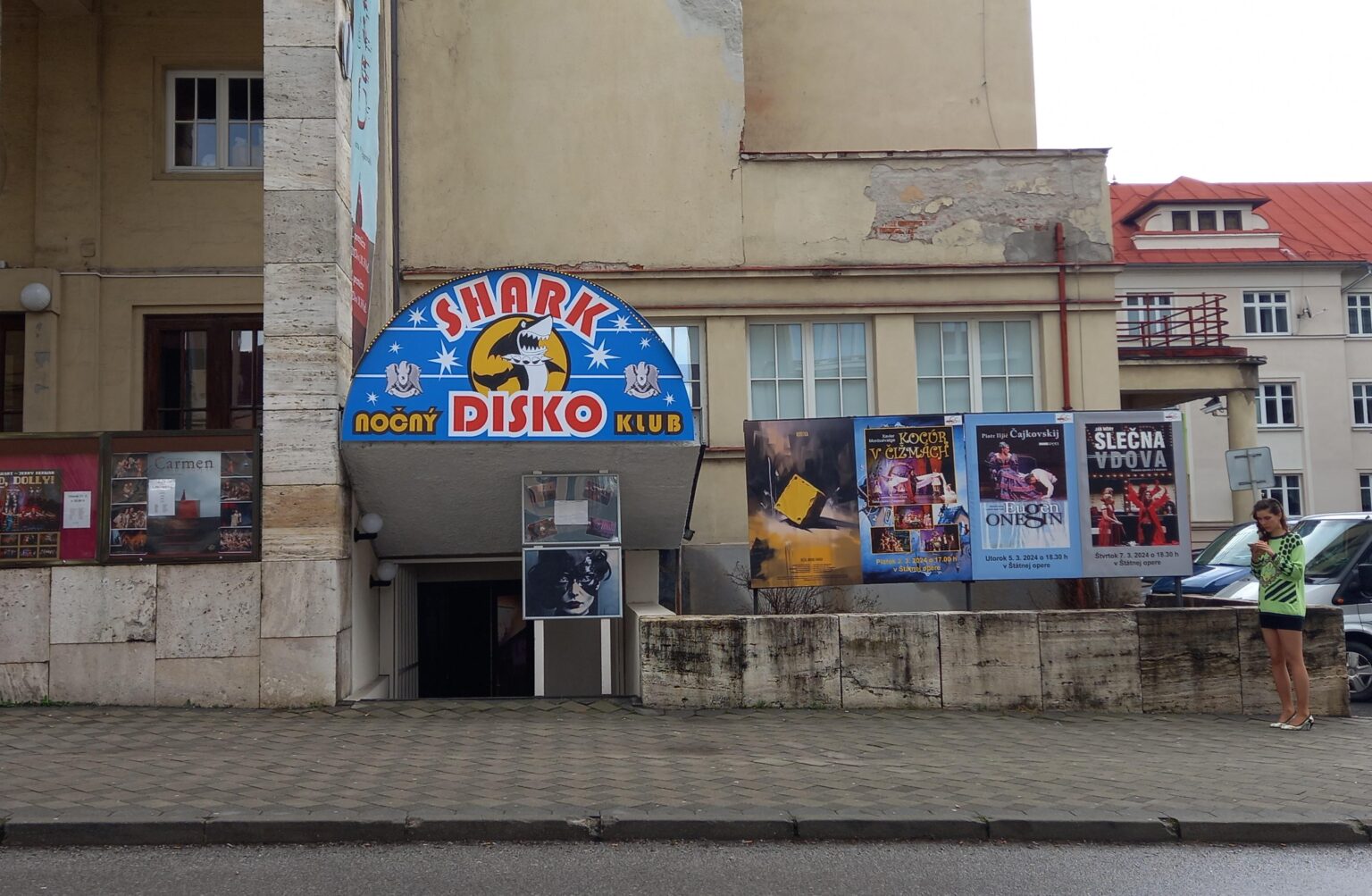 Počas nakrúcania nechýba ani autentická tabuľa pri vstupe do diskoklubu Shark, aká tam bola aj počas jeho fungovania. Foto: Mário Kaprálik