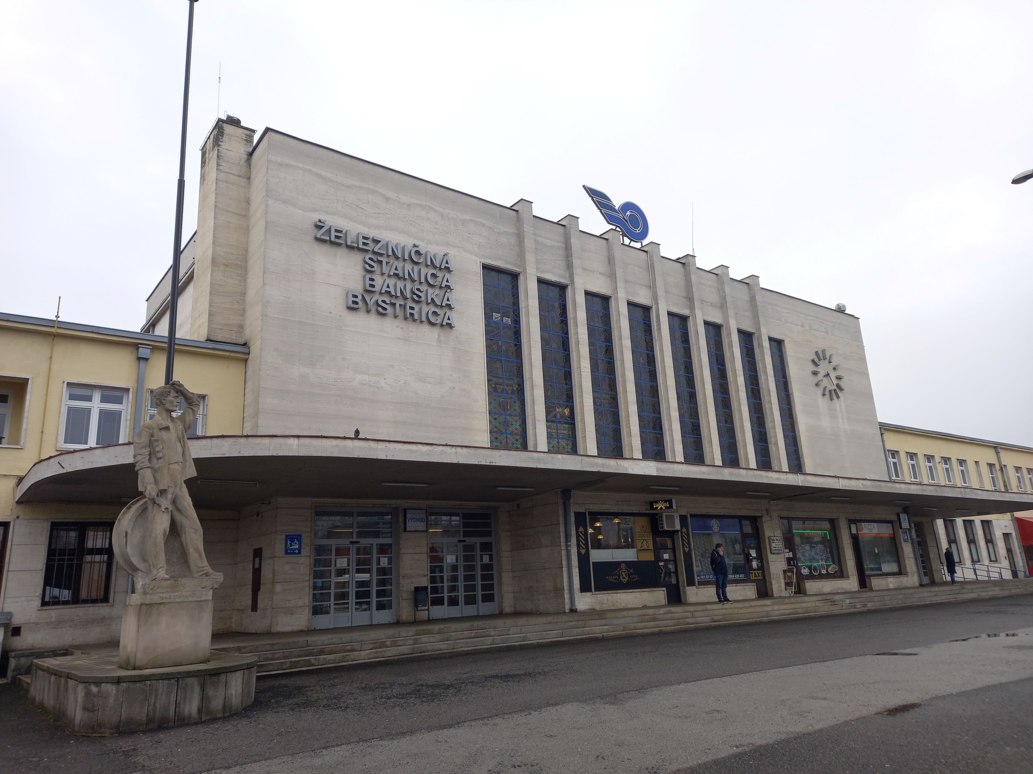 Železničná stanica Banská Bystrica: Cestujúcim a turistom chýba úschovňa batožiny