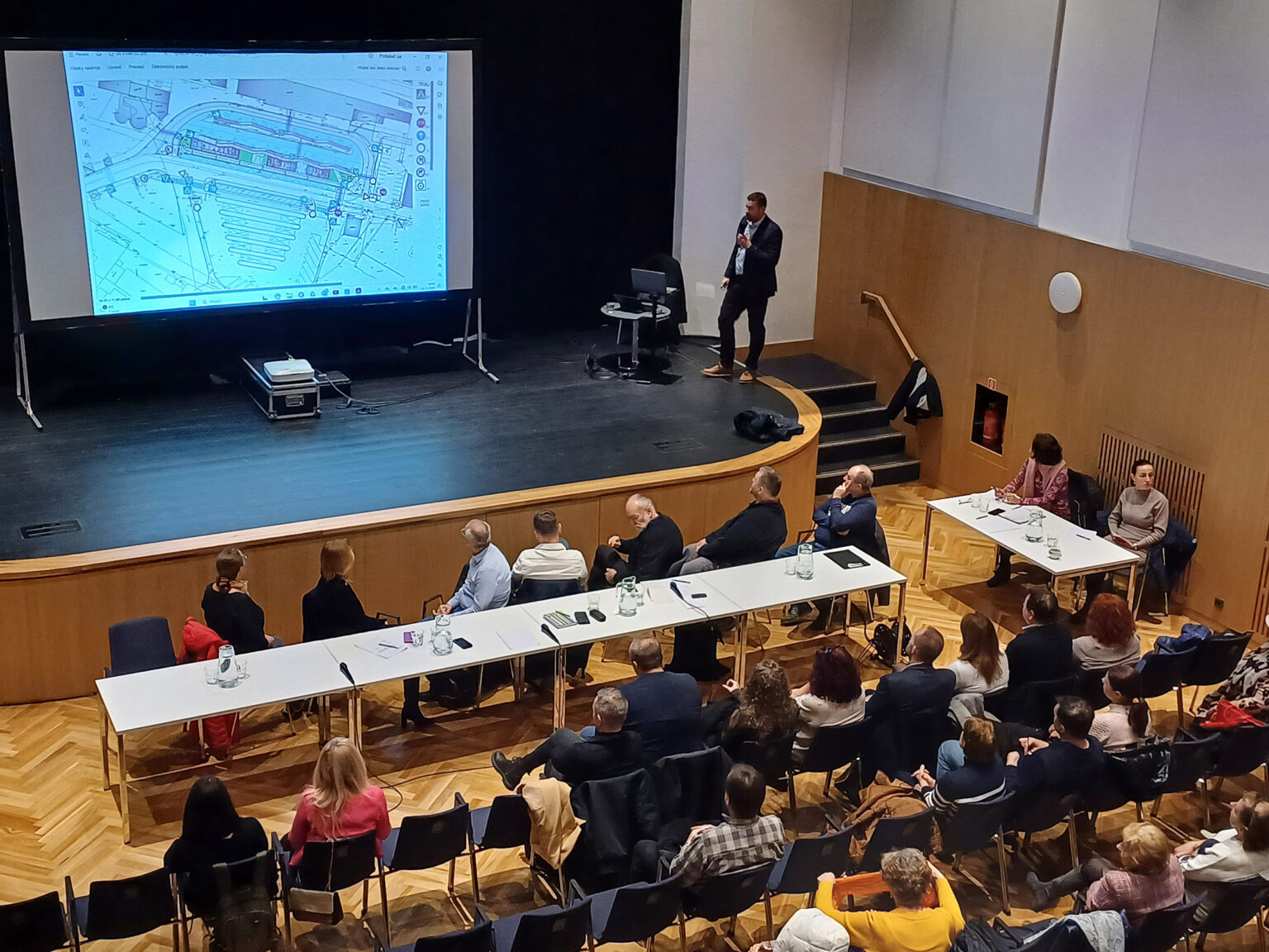 Projekt rekonštrukcie odprezentoval vo Hviezde projektový manažér SIRS Development Ľubor Cmarko. Foto: RV