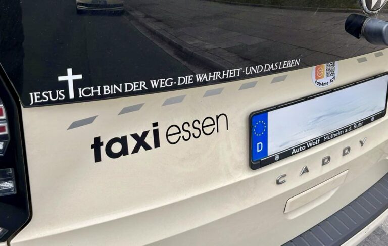 Keď je citát z Biblie na taxíku ilegálny. Bývalý moslim dostal pokutu za neprípustnú náboženskú reklamu
