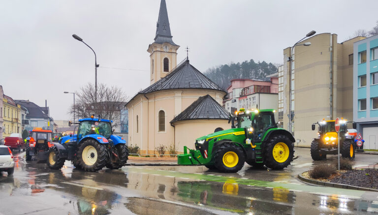 VIDEO: V Trenčíne vyšli do ulíc farmári na traktoroch. Toto nie je politický protest, potrebujeme peniaze, tvrdia  