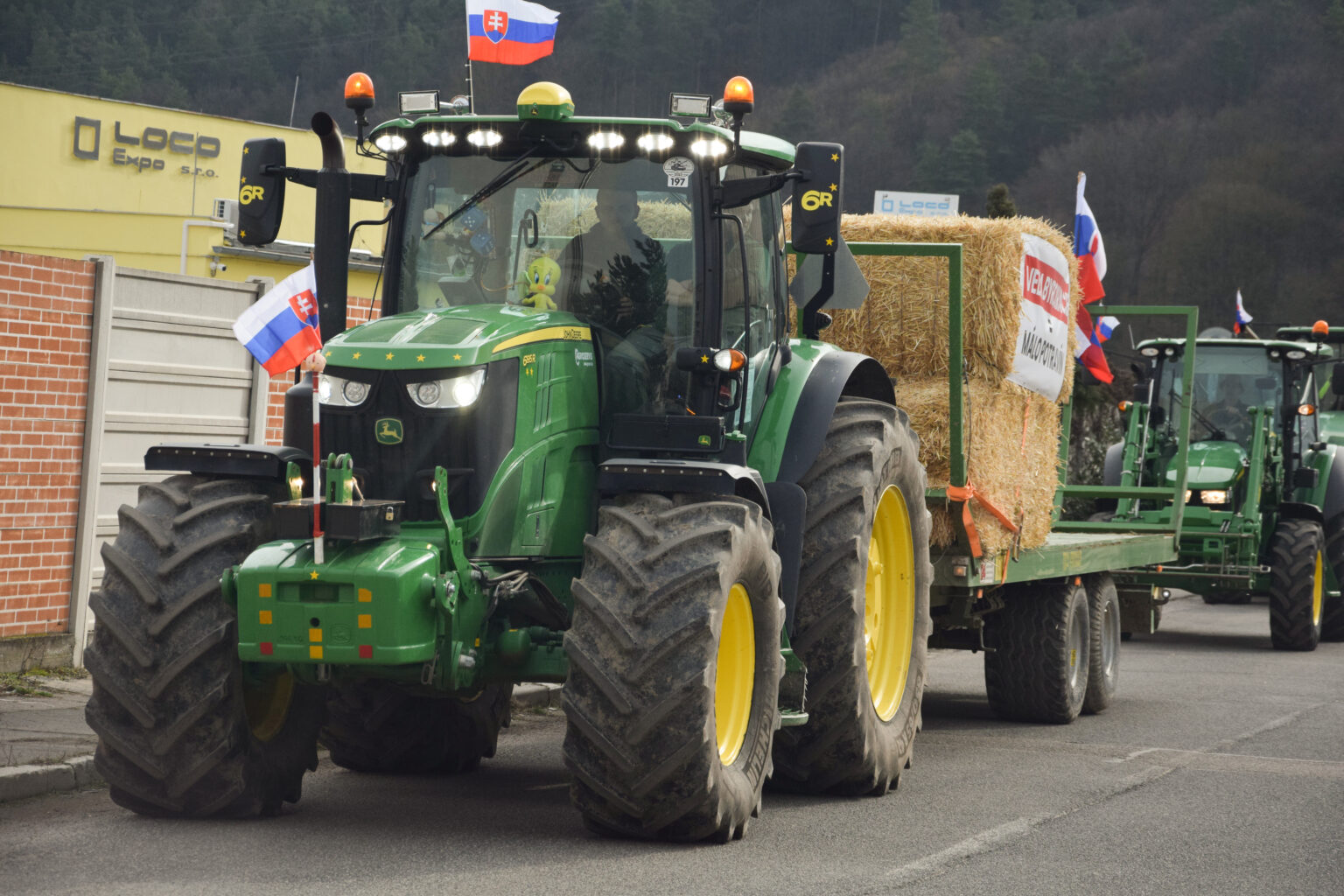 Chceme menej byrokracie z Bruselu i obilia z Ukrajiny, vyhlásili trenčianski farmári. Foto: Rasťo Harakal