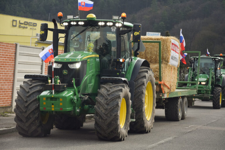 VIDEO: Veľký protest farmárov v Trenčíne. Chceme menej byrokracie z Bruselu i obilia z Ukrajiny, vyhlásili