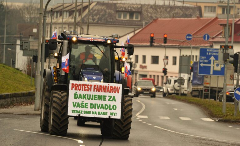 Farmári s desiatkami traktorov dnes obmedzia dopravu v Trenčianskom kraji