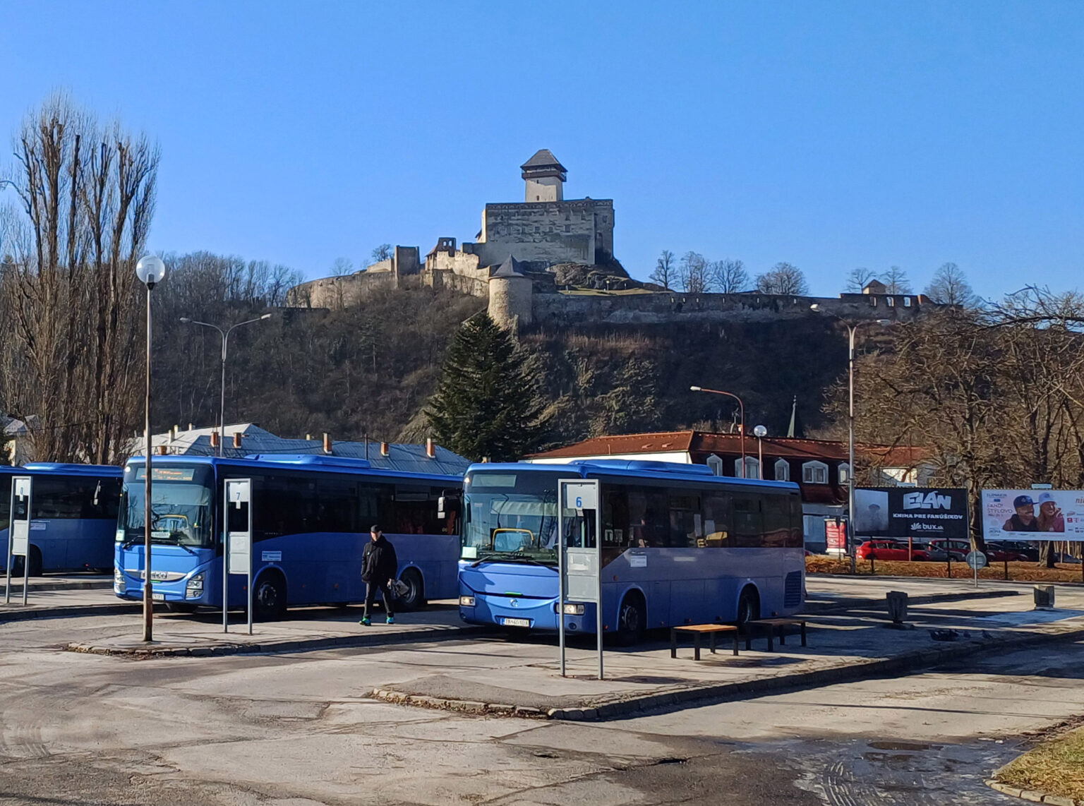 Podľa zmluvy z roku 2019 sa malo do trenčianskej autobusovej stanice priebežne investovať už päť rokov. Foto: Radoslav Varga