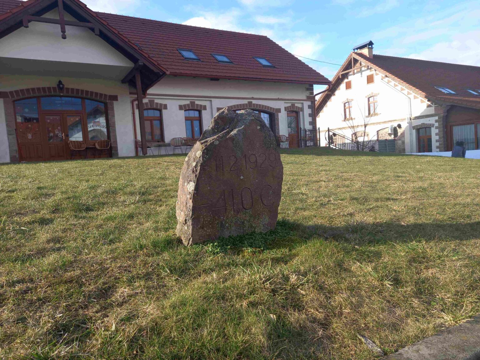 V obci Vígľaš-Pstruša je osadená pamätná tabuľa. Mário Kaprálik