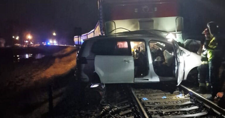 Tragická nehoda na železničnom priecestí: Rýchlik vrazil do osobného auta