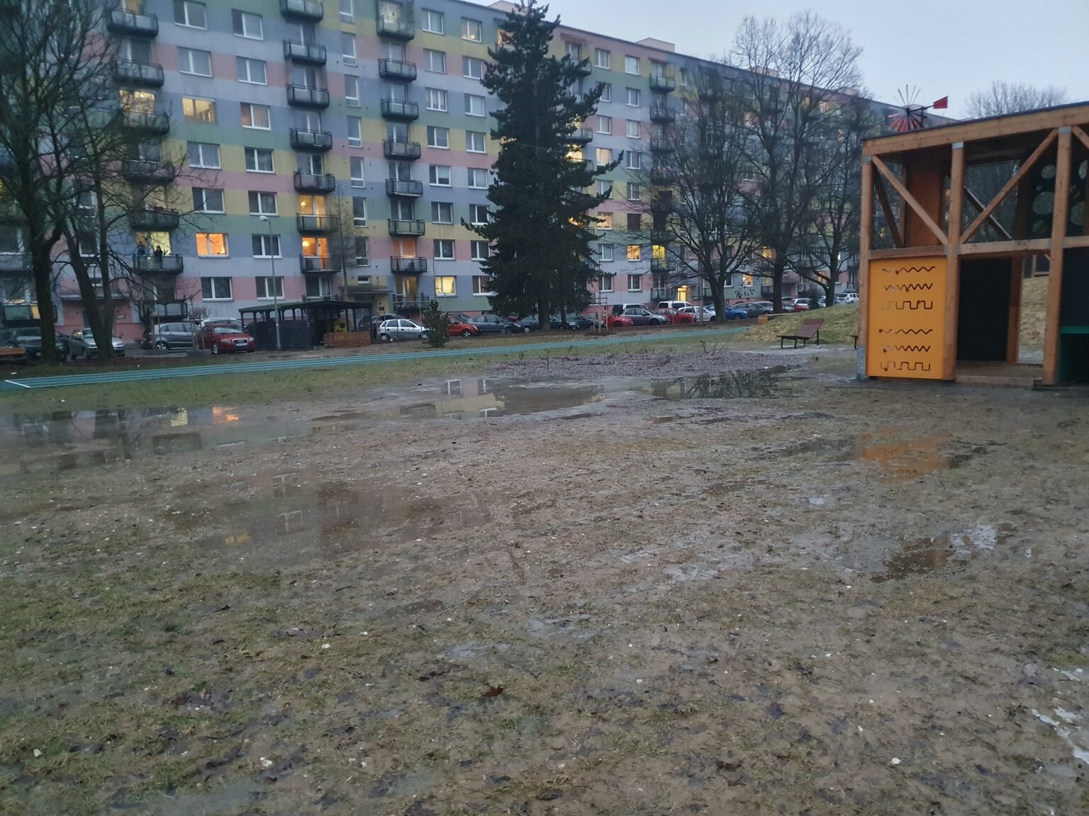 Blato a kaluže v tomto období skôr odpudzujú ako priťahujú Žilinčanov na návštevu zmodernizovaného priestoru medzi panelákmi na Vlčincoch. Foto:  Ondrej Šoška