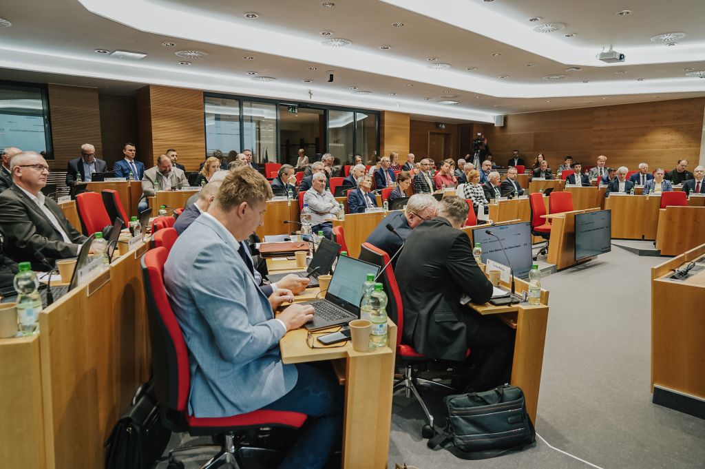 Krajskí poslanci budú v pondelok rokovať o úprave rozpočtu, dotáciách, aj o budovaní cyklochodníkov