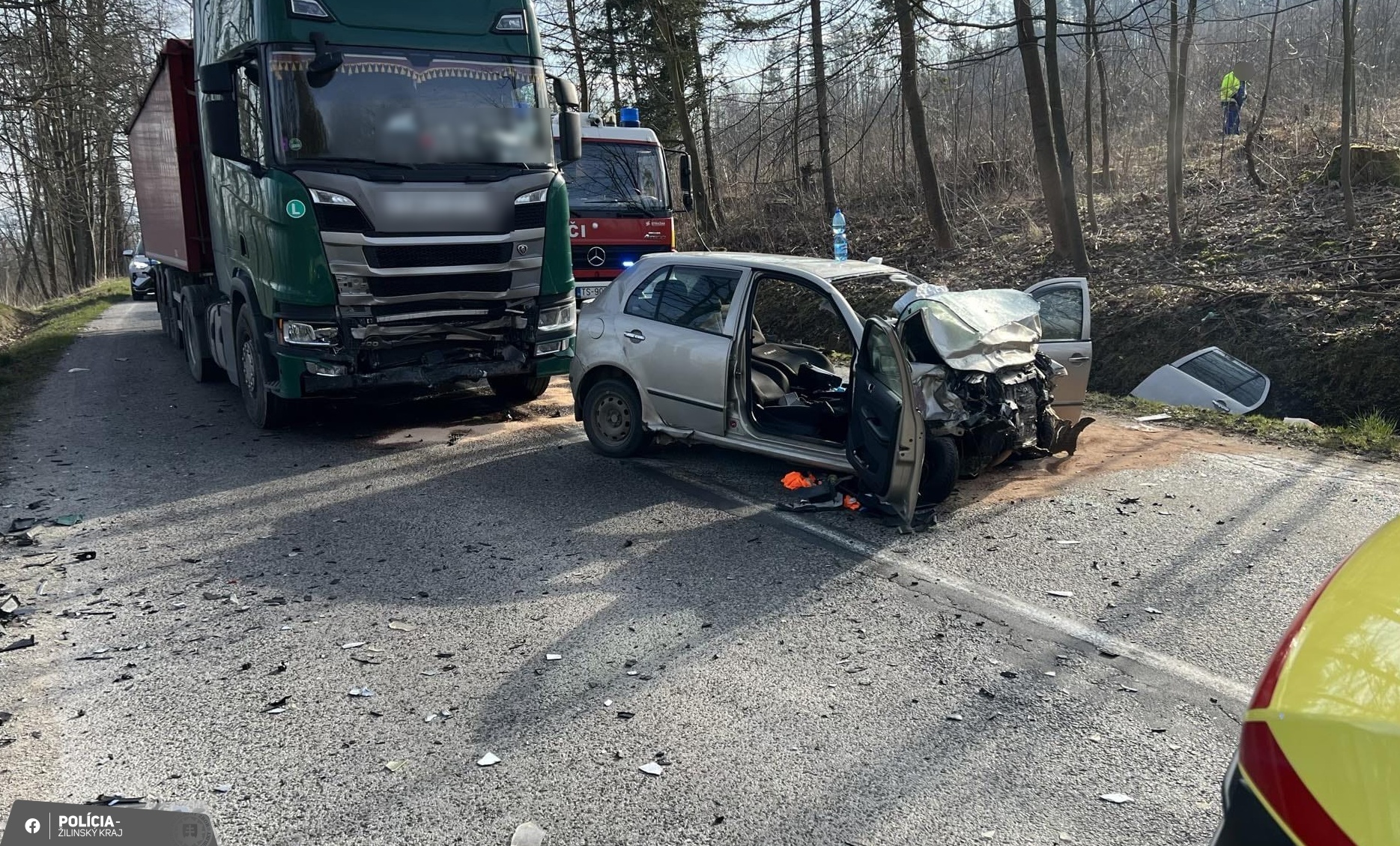 Vážna nehoda na Orave. Dvaja mladíci sa ocitli pod kamiónom