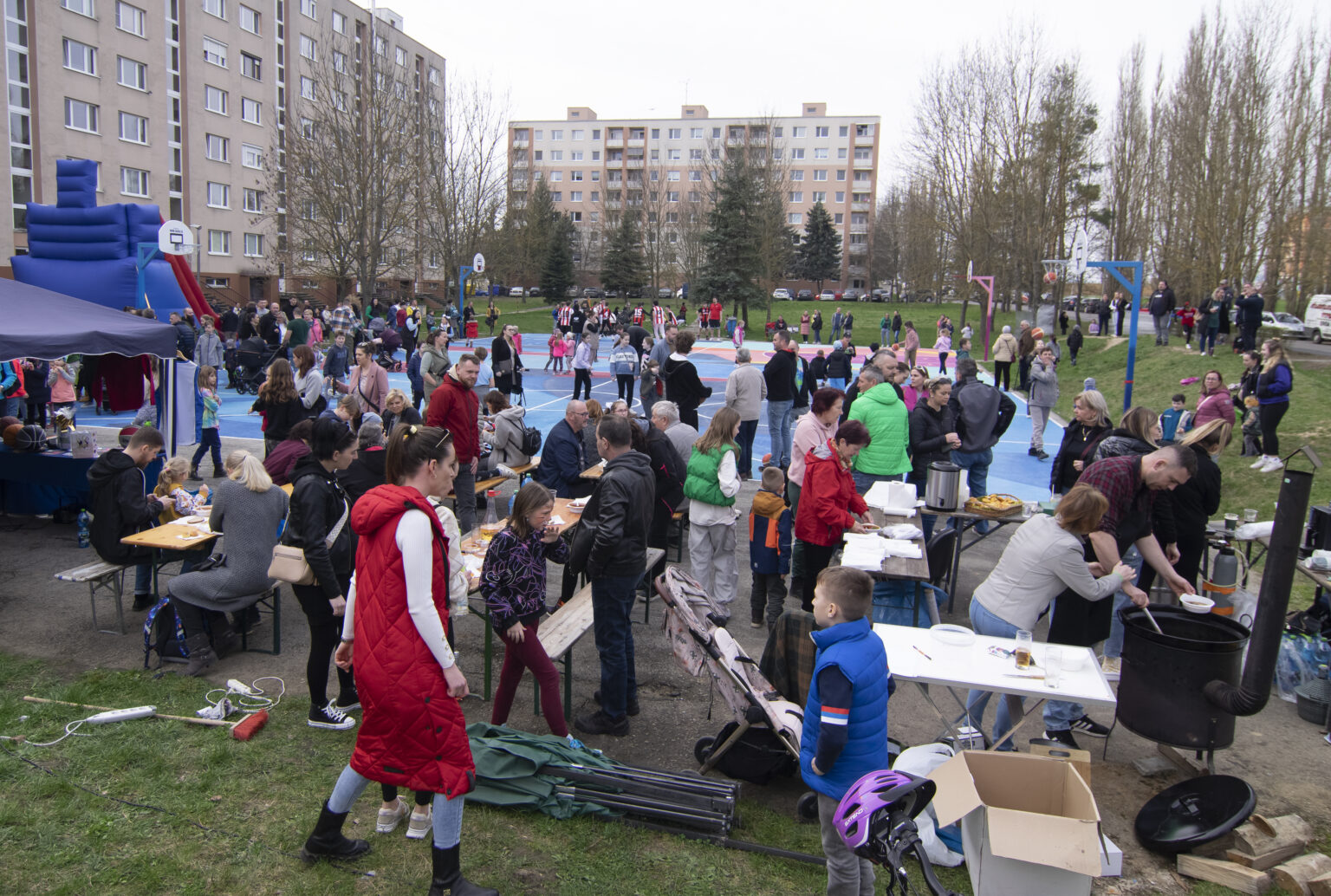 Zabudnuté ihrisko v Bánovciach bolo preoblečené do pestrých farieb. Foto: Stanislav Vavro