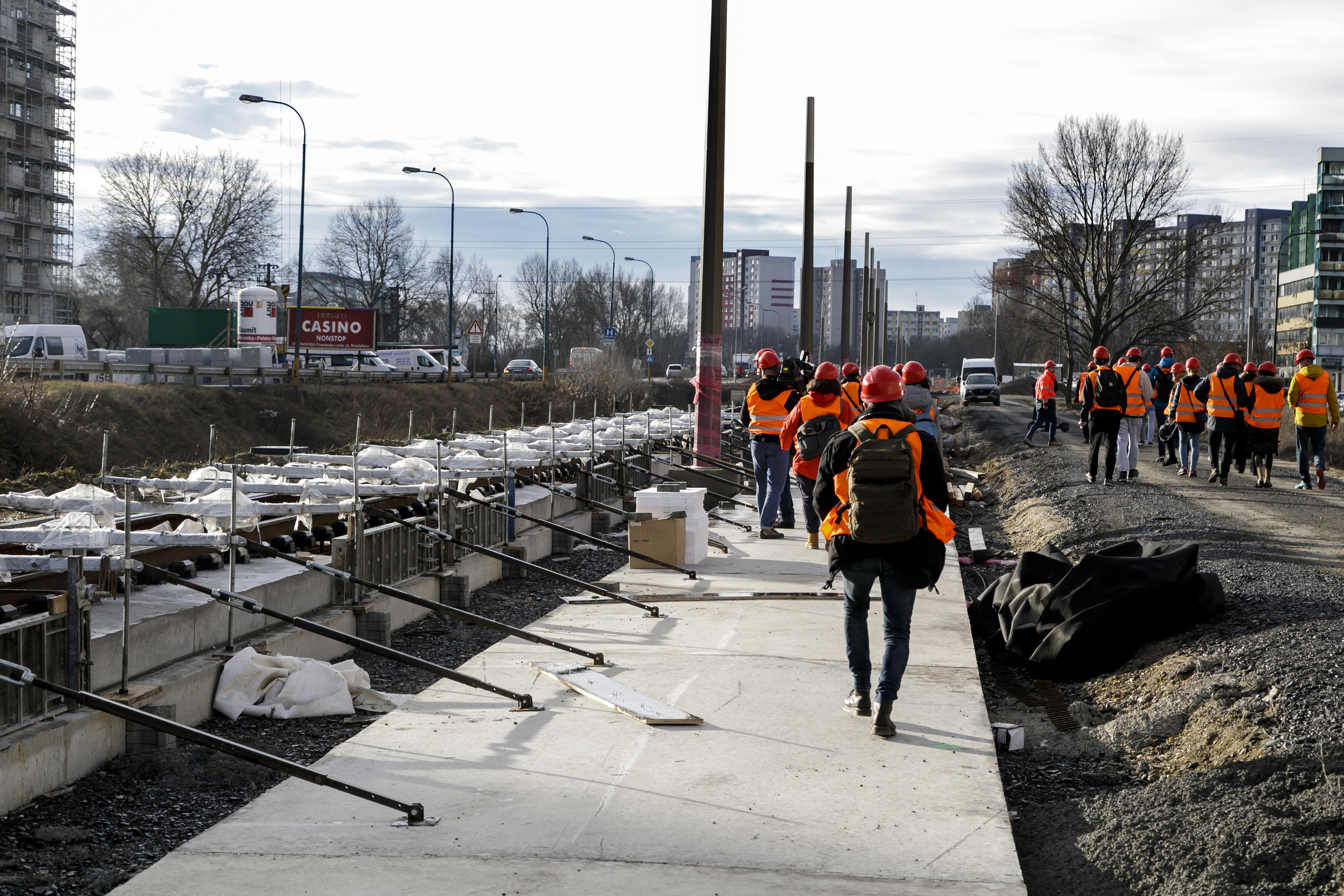 V Petržalke uzatvoria ďalší úsek cesty z dôvodu výstavby električkového priecestia