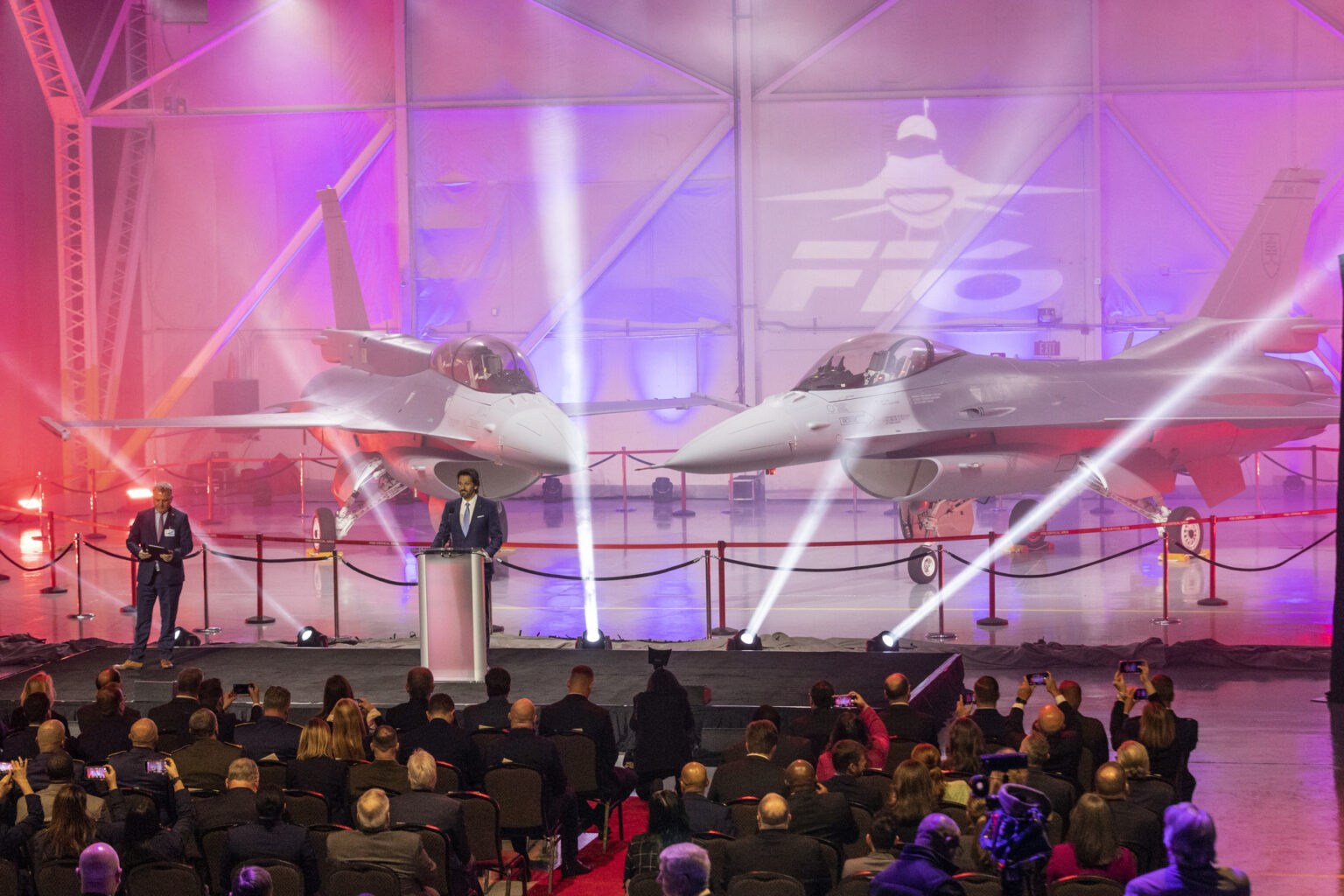 Delegácia vedúcich predstaviteľov ministerstva obrany a ozbrojených síl na čele s ministrom obrany Robertom Kaliňákom sa vo fabrike spoločnosti Lockheed Martin v americkom Greenville v Južnej Karolíne zúčastnila na odovzdávacom ceremoniáli prvých dvoch kusov stíhacích lietadiel F-16 Block 70 slovenským ozbrojeným silám. Foto: Ministerstvo obrany SR