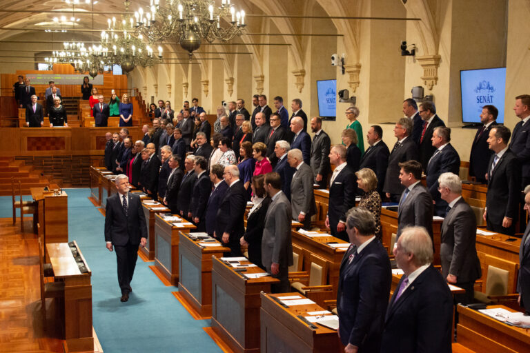 Českí senátori žiadajú súdne preskúmanie dohody s Vatikánom