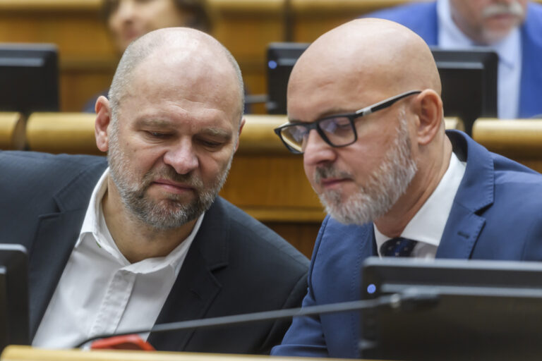 Opozícia viní vládu: Ďalšie šetrenie opäť zaplatia bežní ľudia