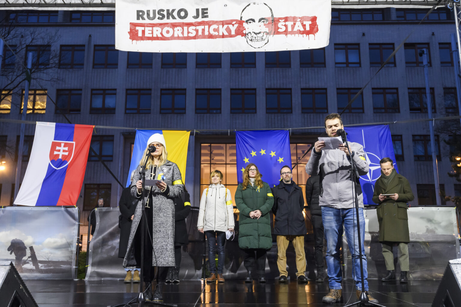Na snímke organizátori protestu zľava Zuzana Izsáková a Rastislav Kalnovič počas protivládneho protestu Zastavme Súmrak: Nebuďme kolaboranti s vojnovým Ruskom, ktoré organizuje iniciatíva Mier Ukrajine, na Námestí slobody v Bratislave 12. marca 2024. Foto: Jaroslav Novák/TASR
