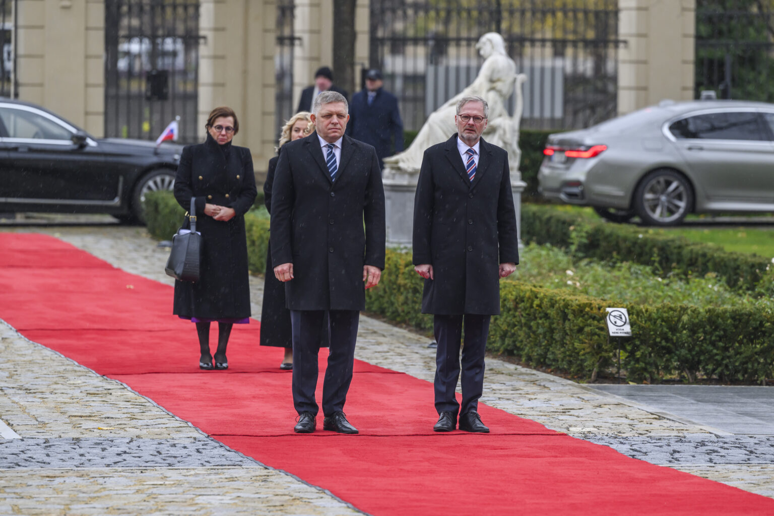 Na snímke zľava predseda vlády SR Robert Fico a predseda vlády ČR Petr Fiala počas uvítacieho ceremoniálu na Úrade vlády ČR v Prahe 24. novembra 2023. Foto: Jaroslav Novák/TASR