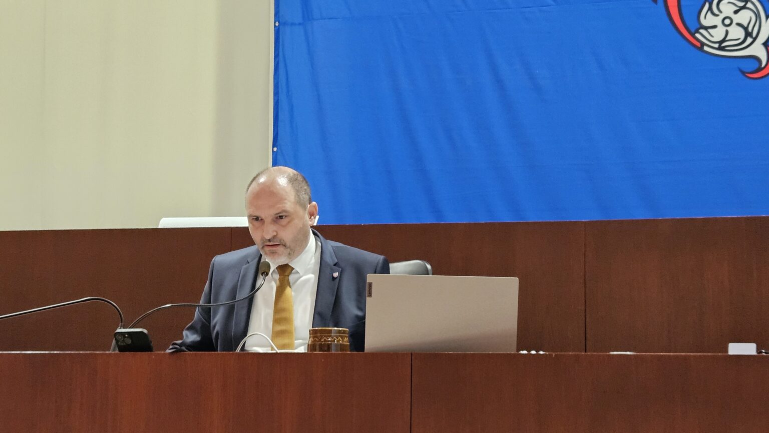 Primátor tvrdí, že mesto nemá peniaze nazvyš a nemôže zapracovať 1,4 milióna do rozpočtu. Foto: Boris Macko