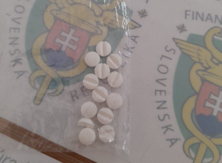 Namiesto liekov pre manželku našli drogy. Balík z Izraela putuje rovno na políciu