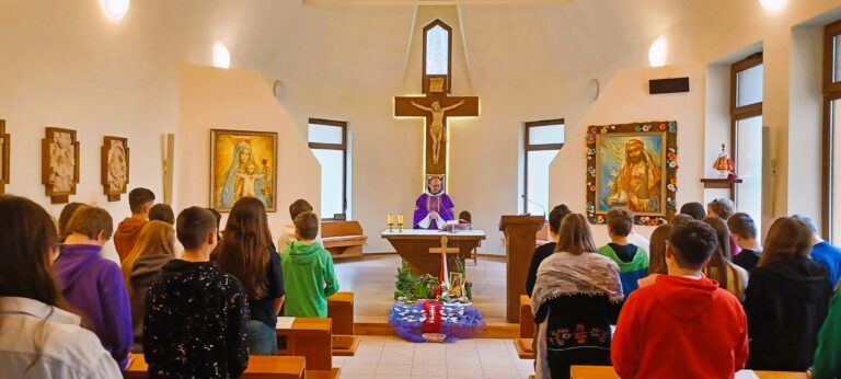 Deti štátnej školy navštívili kláštor v Lorinčíku. Niektoré po rokoch opäť prijali sviatosti